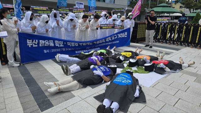 부산맑은물범시민대책위원회 등 부산 지역 114개 시민사회단체는 22일 오후 2시 정부서울청사 국정기획위원회 앞에서 기자회견을 열고 부산 맑은 물 확보와 낙동강 수질 개선을 위한 국정과제 채택을 촉구했다. 부산맑은물범시민대책위원회 제공