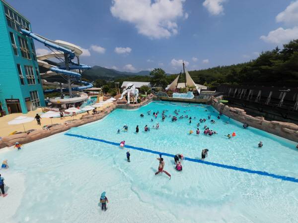 단순한 물놀이 공간을 넘어 도심 속 힐링과 레저를 동시에 즐길 수 있는 여름철 최적의 휴양지 '스파밸리'.