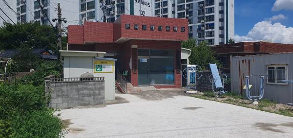 22일 포항시 남구 오천읍 문덕3리 마을회관은 마을대피소로도 지정돼 있어 공공시설 성격이 뚜렷한 가운데 캠코 측으로부터 수백 만원 대 변상금 부과 조치가 내려지자 어르신 등 주민들이 반발하고 있다. 황영우 기자