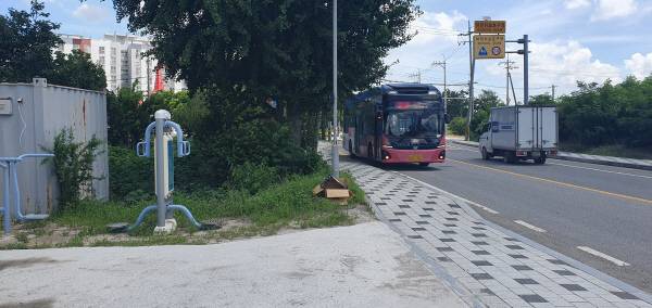 22일 포항시 남구 오천읍 문덕3리 마을회관 앞은 버스 정차로 사람이 내리거나 보도 통행 인원이 상시적으로 나타나고 있다. 황영우 기자
