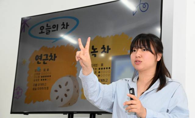 의령에서 청소년들을 대상으로 다도 수업을 하고 있는 안시내 홍의별곡 대표.