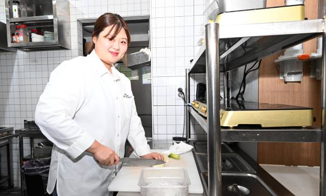 남해군 미조면에서 한식당 ‘힙한식’을 운영하는 이정서씨가 요리 준비를 하고 있다.