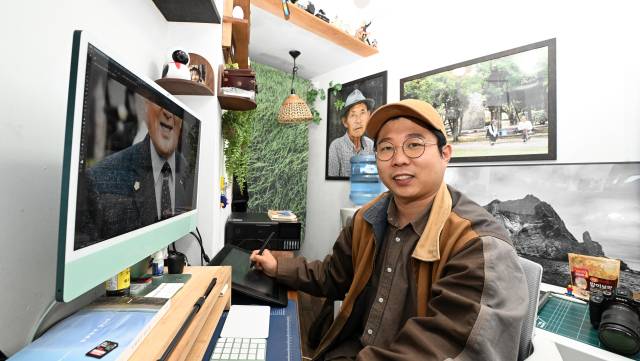 남해군 남해읍에서 사진관을 운영하는 양희수씨가 귀향에 대해 얘기하고 있다./성승건 기자/