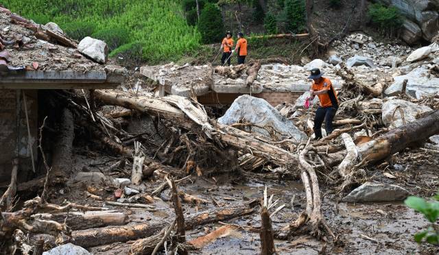 21일 오후 산청군 단성면 방목마을에서 119구조대원들이 산사태 실종자를 수색하고 있다./김승권 기자/