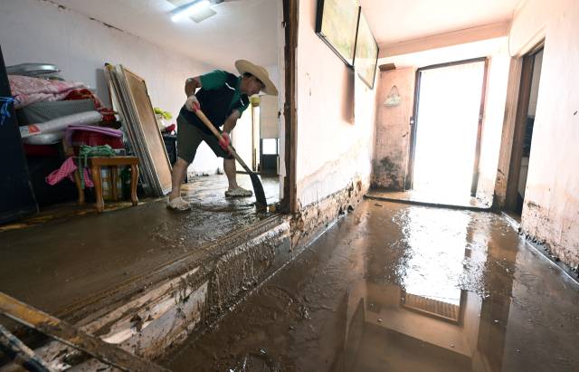 22일 합천군 가회면 호산마을에서 한 주민이 삽으로 방안의 진흙을 치우고 있다./김승권 기자/