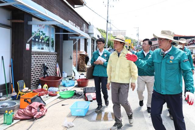 22일 오후 박완수 경남도지사가 의령군 대의면 마쌍리 구성마을을 찾아 침수지역을 점검하고 있다./경남도/