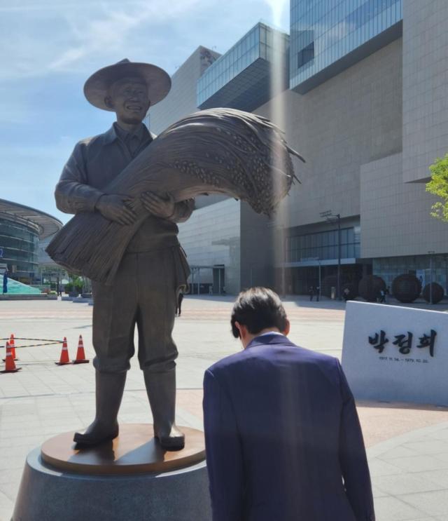 8월 22일 국민의힘 전당대회에서 당 대표 출마를 선언한 조경태 의원(부산 사하, 6선)이 기자간담회에 앞서 동대구역에서 박정희 대통령 동상에 참배하고, 산업통상자원부를 대구경북으로 이전해야한다는 지역공약을 내걸었다. 조경태 페이스북