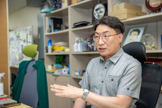 박주현 영남대 천마석좌교수가 지난 21일 첨단 시스템의 안정성과 성능을 향상시키는 제어이론 분야에 대해 설명하고 있다. 김명규 기자
