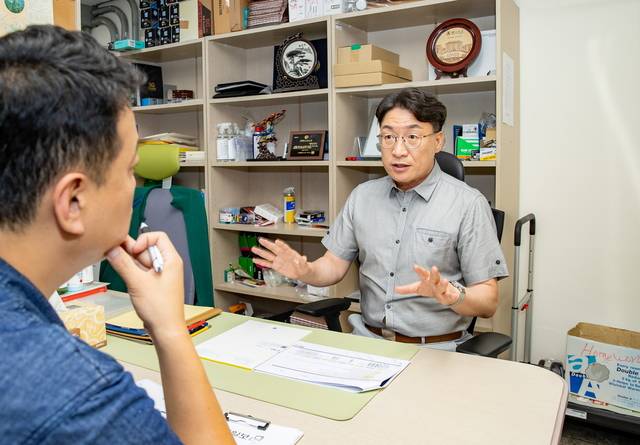 박주현 영남대 천마석좌교수(오를쪽)가 제어이론과 AI 융합에 따른 미래산업 발전 전망에 대해 설명하고 있다. 김명규 기자