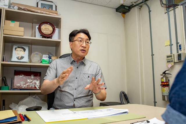 과학자를 꿈꾸는 학생들에게 조언을 하고 있는 박주현 영남대 천마석좌교수. 김명규 기자