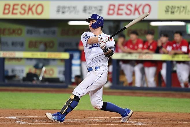 22일 오후 6시30분 대구 삼성라이온즈파크에서 열린 '2025 신한 SOL 뱅크 KBO리그' 삼성 라이온즈와 SSG 랜더스 경기에서 강민호가 안타를 치고 있다.  <삼성 라이온즈 제공>