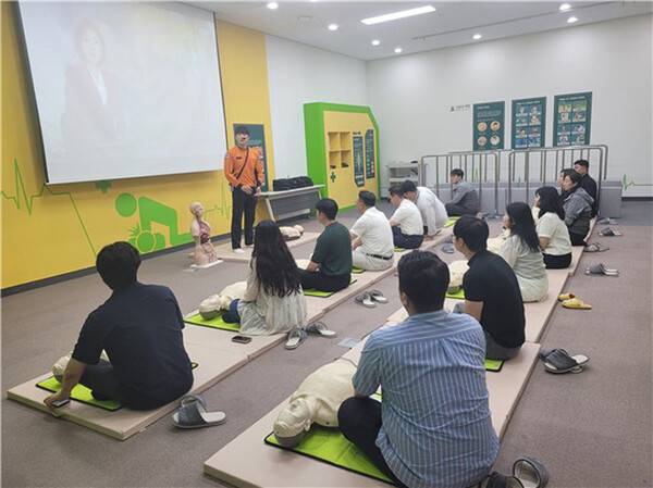 제주도관광협회 임직원들이 22일 제주안전체험관에서 안전교육을 받고있다.