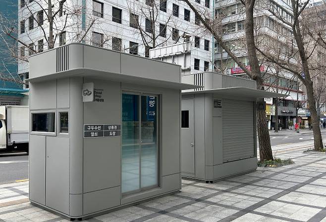 서울색 ‘밝은기와진회색’이 시범 적용된 가로가판대 및 구두수선대.(사진=KCC)