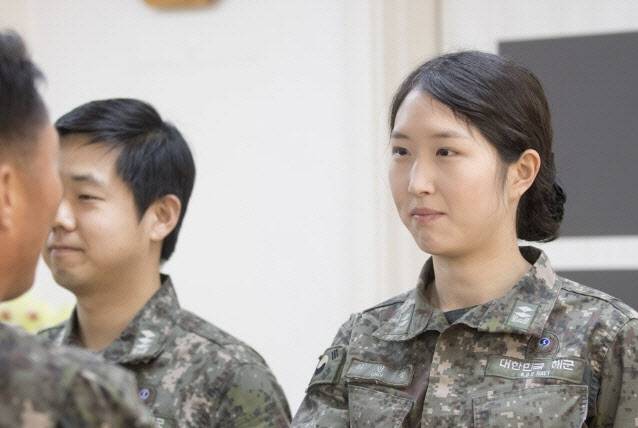 지난 2017년 11월 30일 최태원 SK그룹 회장 차녀 최민정 해군 중위가  전역 신고를 마치고 소속 부대장인 박동선(준장) 해군인천해역방어사령관과 악수를 하고 있다. (사진=연합뉴스)