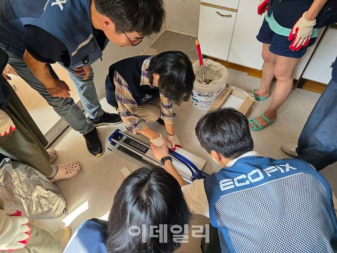 수원도시재단의 ‘2025년 새빛하우스 집수리 원데이클래스’에 참여한 시민들이 다양한 집수리 기술을 배우고 있다.(사진=수원도시재단)