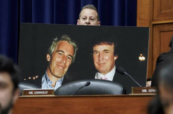 재러드 모스코위츠 민주당 하원의원이 2024년 하원 회의에서 도널드 트럼프 대통령과 제프리 엡스타인의 사진을 들고 있다. 해당 사진은 1997년 트럼프 대통령의 플로리다 자 마러라고에서 찍은 것으로 알려졌다. (사진=로이터)