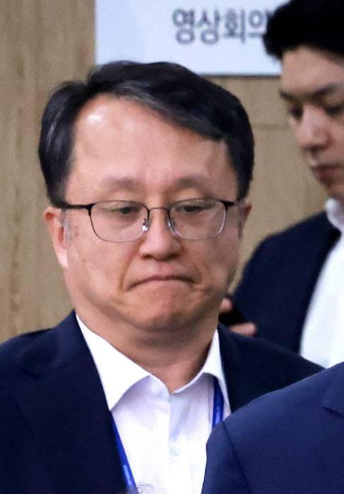 대통령실은 비상계엄을 옹호하는 내용의 책을 대선 직전 출간한 것 등으로  논란이 불거지진 강준욱 대통령실 국민통합비서관이 22일 자진 사퇴했다고 강유정 대변인 브리핑을 통해 밝혔다. 사진은 지난 17일 서울 용산 대통령실 청사에서 열린 대통령 수석·보좌관 회의에 참석한 강 비서관.(사진=연합뉴스)