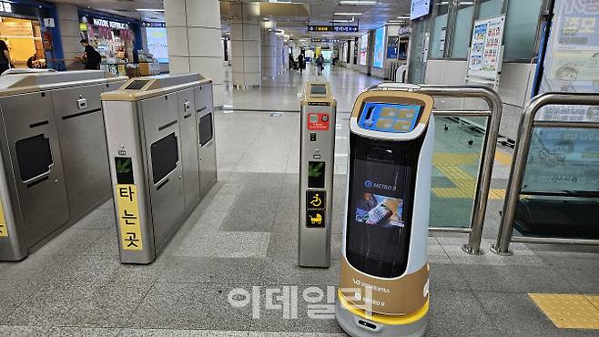 21일 방문한 서울 동작구 노량진역 9호선 개찰구 앞에 브이디로보틱스의 지하철 안내로봇 ‘케티봇’이 배치돼 있다.(사진=김세연기자)