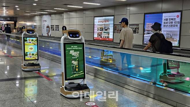 21일 동작역의 4호선과 9호선 환승통로 무빙워크 옆에서 브이디로보틱스의 광고 특화 로봇 ‘푸두봇 프로’가 이동하고 있다.(사진=김세연기자)