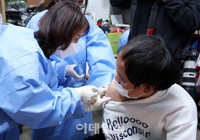 서울 중구 서울역 다시서기희망지원센터에서 노숙인 및 쪽방 주민들에게 무료 독감예방 접종을 시행하고 있는 모습. (사진=방인권 기자)