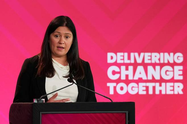 영국 문화미디어스포츠부 장관 리사 낸디가 2025년 7월 17일 런던에서 열린 시민사회 정상회의에서 연설하고 있다.