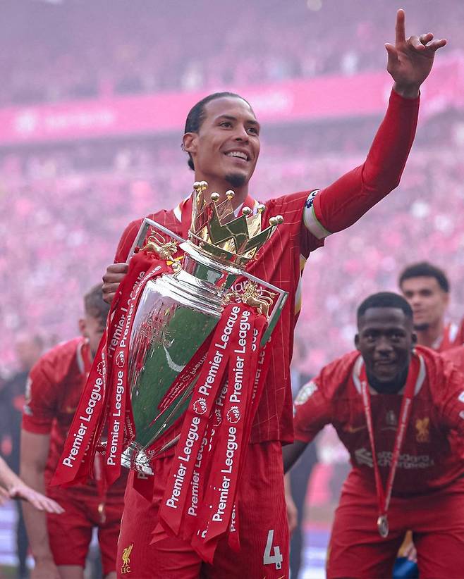 프리미어리그 우승 트로피를 들고 축하하는 리버풀 주장 버질 반다이크