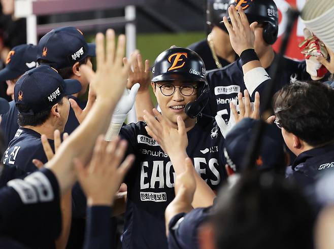 지난 20일 경기 홈런을 기록한 뒤 동료들에게 축하를 받는 한화 이글스 채은성.