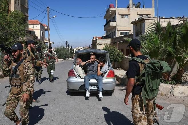 16일(현지시간) 시리아군 병력이 남부 스웨이다에서 거리를 순찰하고 있다. 이곳에서는 드루즈 민병대와 베두인족이 충돌하면서 피해가 이어지고 있다. 2025.07.16 ⓒ AFP=뉴스1 ⓒ News1 김지완 기자