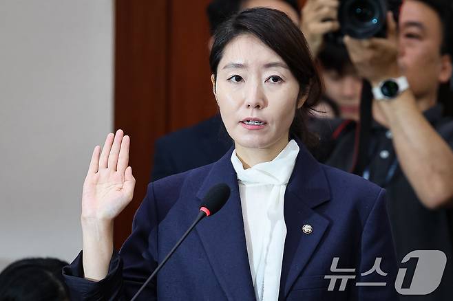 강선우 여성가족부 장관 후보자가 지난 14일 서울 여의도 국회에서 열린 인사청문회에 출석해 선서하고 있다. 2025.7.14/뉴스1 ⓒ News1 유승관 기자