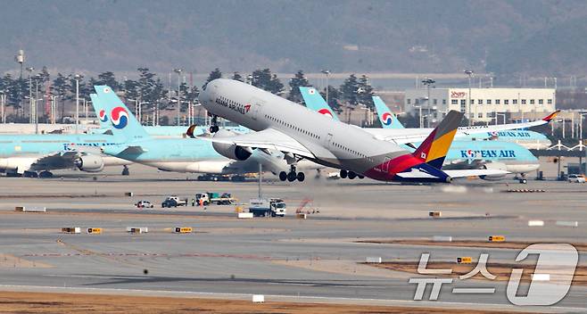인천공항 계류장 및 활주로에 대한항공과 아시아나 비행기의 모습이 보이고 있다. 2024.12.11/뉴스1 ⓒ News1 이승배 기자