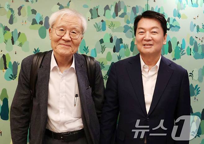 안철수 국민의힘 의원과 보수 논객 조갑제 조갑제닷컴 대표가 지난 21일 보수 개혁 방안 등을 논의하기 위해 서울 종로구에서 만나 기념촬영을 하고 있다. ( 안철수 의원실 제공)