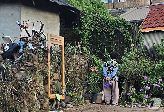 산청 신등면 율현리 산사태로 실종된 남편을 찾고 있는 전인호씨. 2025.7.22/뉴스1 한송학기자