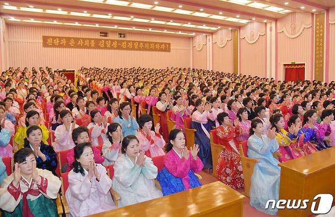 (평양 노동신문=뉴스1) =  조선사회주의여성동맹(여맹)의 모습 [국내에서만 사용가능. 재배포 금지. DB 금지. For Use Only in the Republic of Korea. Redistribution Prohibited] rodongphoto@news1.kr