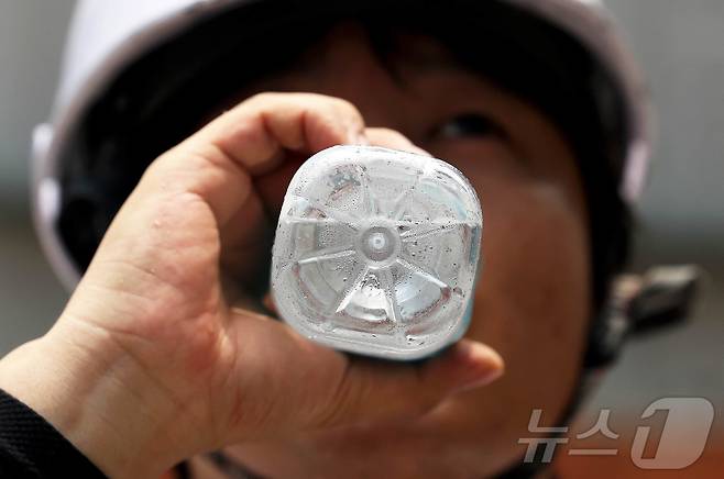 낮 기온이 35도가 넘는 무더운 날씨가 이어진 8일 광주 북구청 신관 공사현장에서 작업자들이 쉬는 시간 수분을 섭취하고 있다. (광주 북구 제공. 재판매 및 DB 금지) 2025.7.8/뉴스1 ⓒ News1 박지현 기자