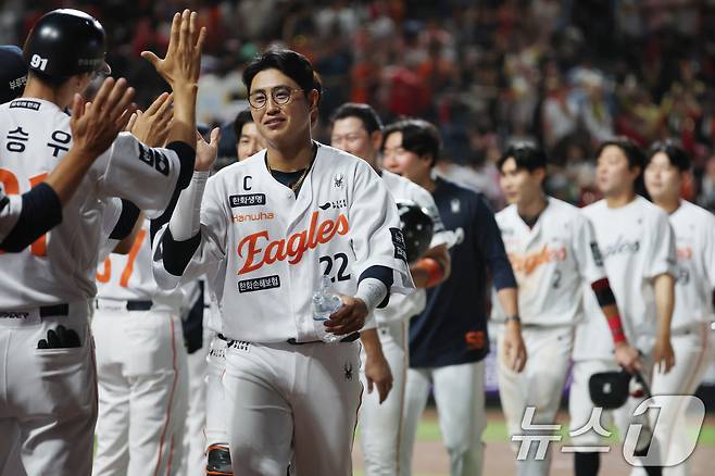 10일 오후 대전 한화생명 볼파크에서 열린 프로야구 '2025 신한 SOL뱅크 KBO 리그' 기아 타이거즈와 한화 이글스 경기에서 승리한 한화 선수들이 자축하고 있다. 2025.7.10/뉴스1 ⓒ News1 김기태 기자