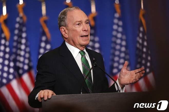 미국 민주당 대선 경선에 나선 마이클 블룸버그 전 뉴욕시장이 4일(현지시간) 뉴욕에서 지지자들에게 연설을 하고 있다. 블룸버그 전 시장은 이날 민주당 대선 경선 레이스를 중단한다면서 조 바이든 전 부통령에 대해 지지를 선언했다. ⓒ AFP=뉴스1 ⓒ News1 우동명 기자