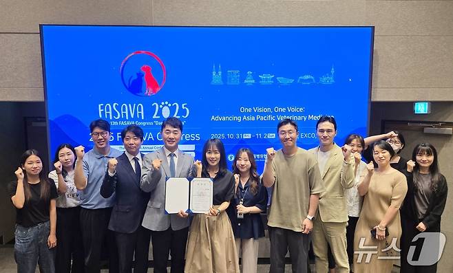 파사바 2025 조직위원회는 21일 VIP동물의료센터 청담점에서 문정희를 파사바 홍보대사에 위촉했다(협회 제공). ⓒ 뉴스1