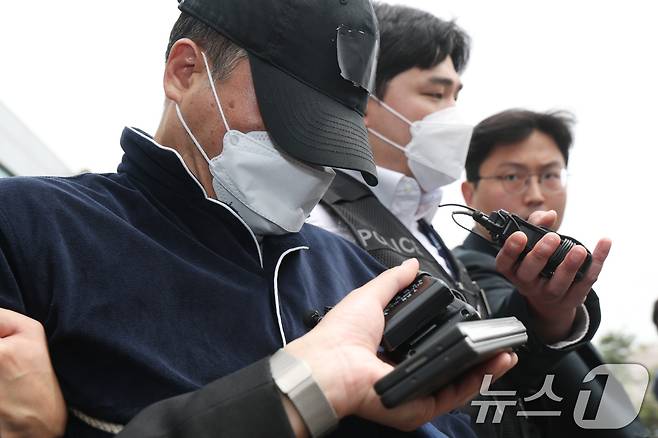 17일 오후 경기 용인시 처인구 용인동부경찰서에서 살인 및 존속살인 혐의를 받는 A 씨가 구속 전 피의자 심문(영장실질심사)를 받기 위해 나오고 있다.  2025.4.17/뉴스1 ⓒ News1 김영운 기자