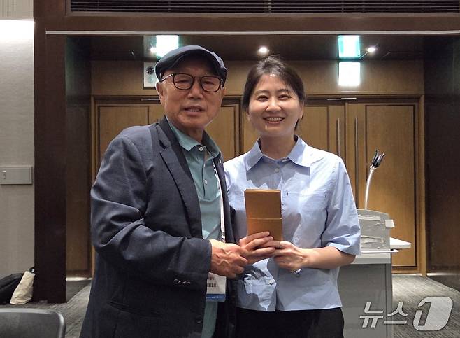 이성식 경기도수의사회장(왼쪽)이 20일 회원에게 경품을 전달하고 있다. ⓒ 뉴스1