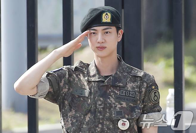 그룹 방탄소년단(BTS) 진이 지난해 6월 12일 오전 경기도 연천 소재 육군 제5보병사단 신병교육대대에서 육군 현역으로 군 복무를 마친 뒤 인사를 하고 있다. 2024.6.12/뉴스1 ⓒ News1 권현진 기자
