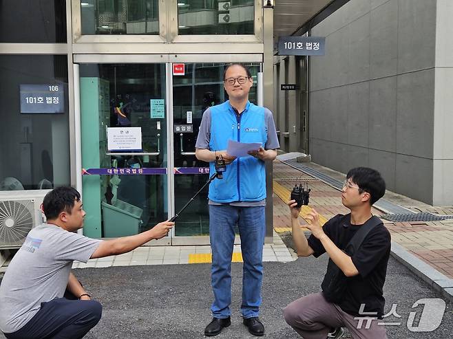 최고봉 전국교직원노동조합 강원지부장이 22일 춘천지법에서 열린 결심 공판을 참관한 뒤 입장을 발표하고 있다.2025.7.22 한귀섭 기자