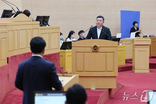 정영균 전남도의원이  김영록 전남도지사를 상대로 도정질문을 하고 있다.(전남도의회 제공, 재판매 및 DB 금지)/뉴스1
