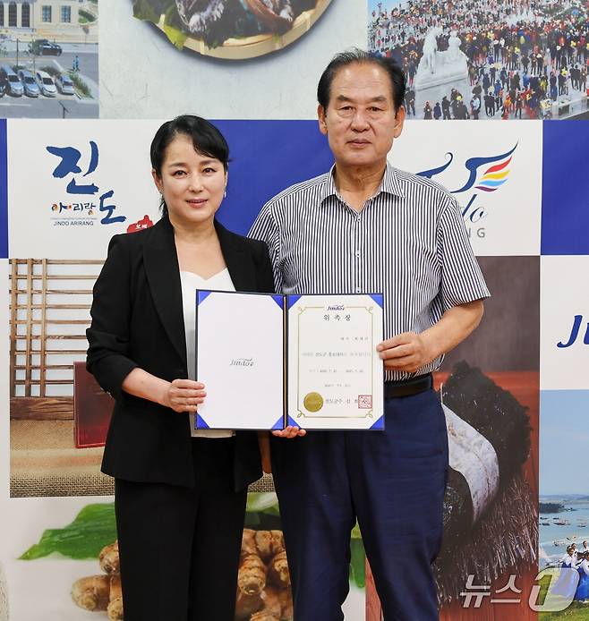 김희수 군수가 홍보대사로 위촉된 배우 최예진과 기념사진을 찍고 있다.(진도군 제공, 재판매 및 DB 금지)/뉴스1