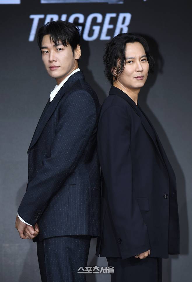 배우 김영광(왼쪽)과 김남길이 22일 서울 마포구 호텔나루 서울 엠갤러리에서 열린 넷플릭스 시리즈 ‘트리거’ 제작발표회에서 취재진을 향해 포즈를 취하고 있다.  ‘트리거’는 대한민국에서 출처를 알 수 없는 불법 총기가 배달되고 총기 사건이 끊임없이 발생하는 가운데 각자의 이유로 총을 든 두 남자의 이야기를 그린 총기 액션 재난 스릴러로 배우 김남길, 김영광, 길해연, 박훈 등이 출연하며 권오승 감독이 연출했다. 2025. 7. 22.  박진업 기자 upandup@sportsseoul.com