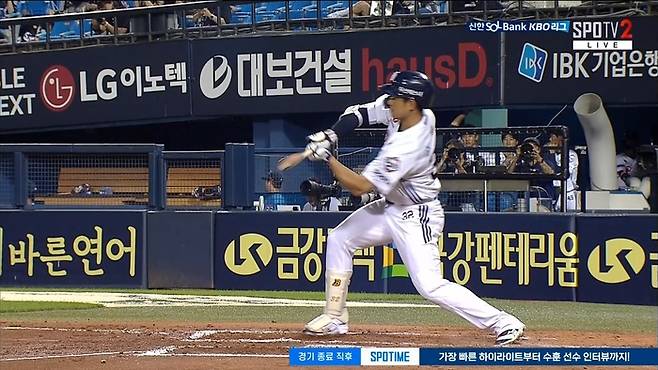 두산 김재환이 2일 잠실 두산전 7회말 타석에서 배트를 냈다가 멈추고 있다. 노스윙 판정이 나왔다. 사진 | 티빙