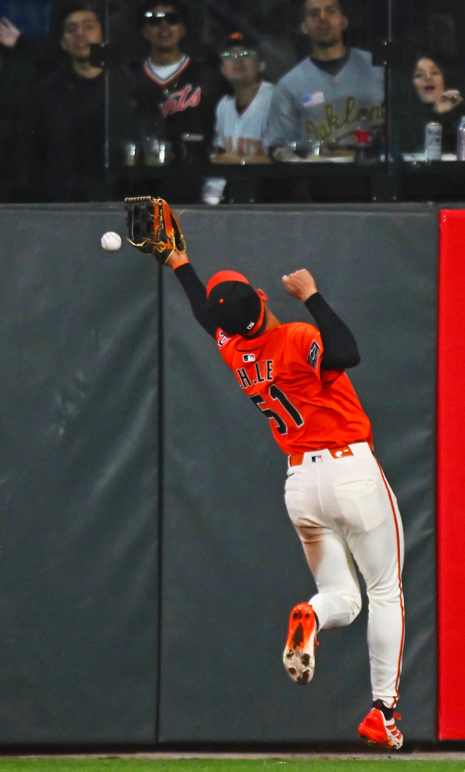 지난 11일 LA다저스전, 이정후의 수비 모습. AP연합뉴스