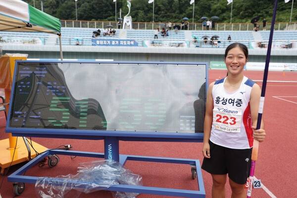 강원도 정선군 정선종합경기장에서 진행된 '회장배 전국중·고등학교육상경기선수권대회' 여중부 창던지기 부별 한국기록 세운 박혜린(홍성여중). /사진=대한육상연맹