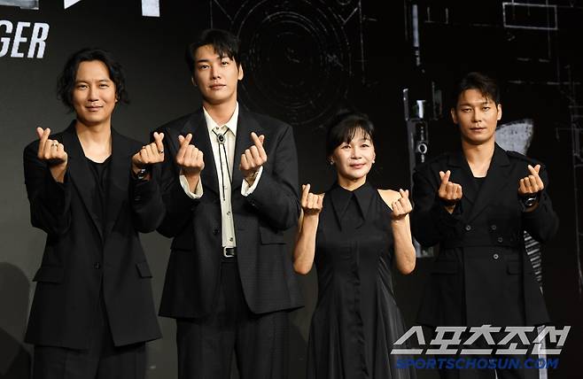 넷플릭스 시리즈 트리거 제작발표회가 22일 서울 마포구 호텔 나루 서울 엠갤러리에서 열렸다. 배우 김남길, 김영광, 길해연, 박훈이 포토타임을 갖고 있다. 마포=박재만 기자 pjm@sportschosun.com/2025.07.22/