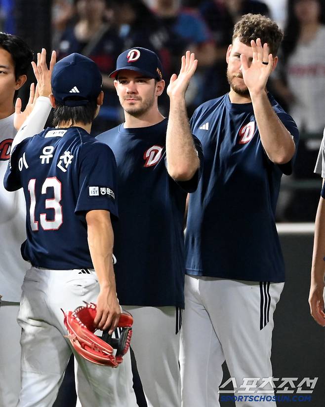 10일 부산 사직야구장에서 열린 두산과 롯데의 경기, 두산이 9대0으로 승리했다. 승리투수 잭로그가 콜어빈과 함께 동료들을 맞이하고 있다. 부산=허상욱 기자wook@sportschosun.com/2025.07.10/