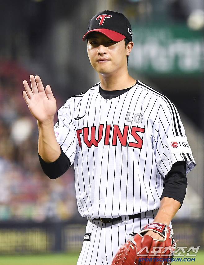 9일 서울 잠실구장에서 열린 키움-LG전. 7회초 이주형에게 솔로포를 허용한 이정용이 추가실점 없이 이닝을 마치고 있다. 잠실=정재근 기자 cjg@sportschosun.com/2025.7.9/